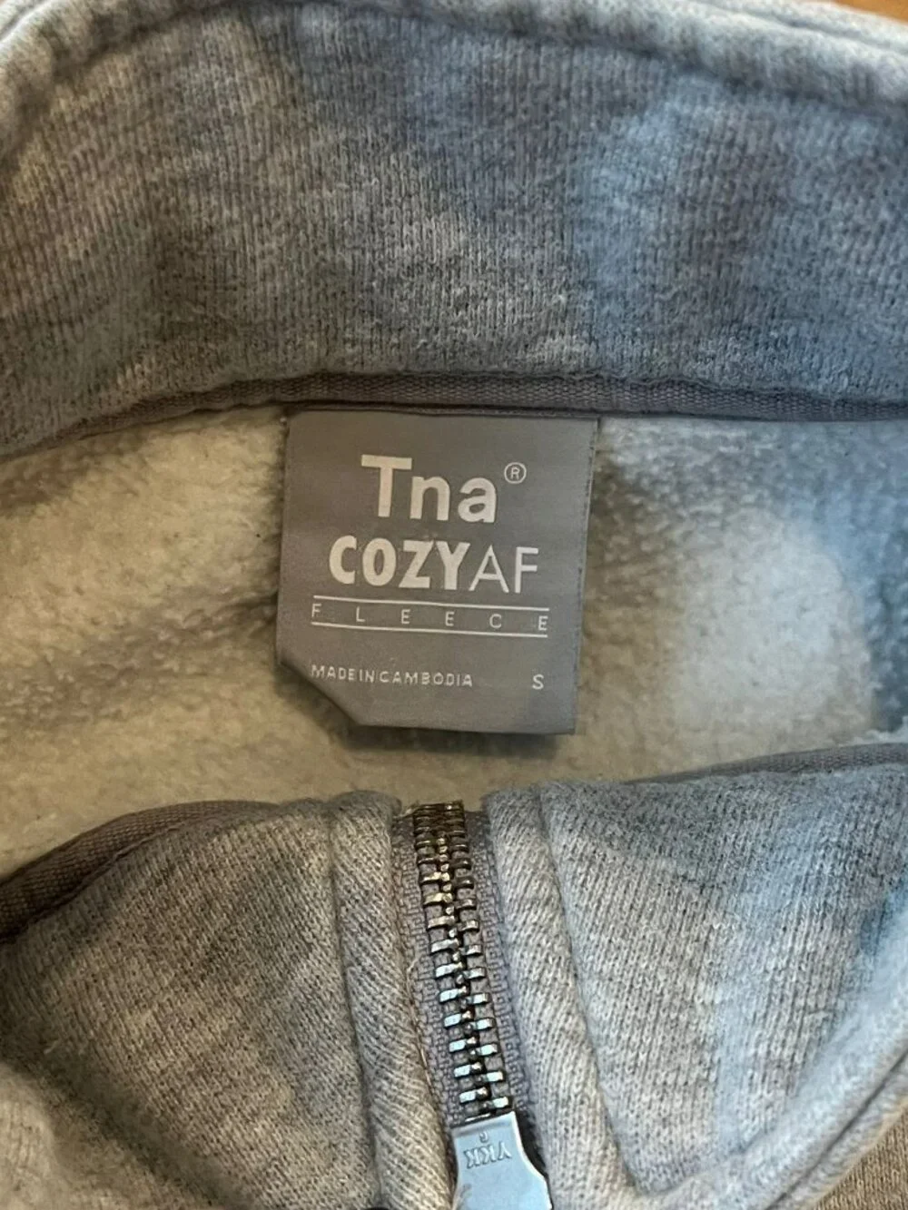 Aritzia TNA Cozy AF Fleece 1/2 Zip Cropped Sweatshirt Light Grey Size Small - Picture 3 of 7